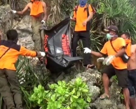 BREAKING NEWS: Pria Ditemukan Tak Bernyawa di Tebing Pantai Barane Majene